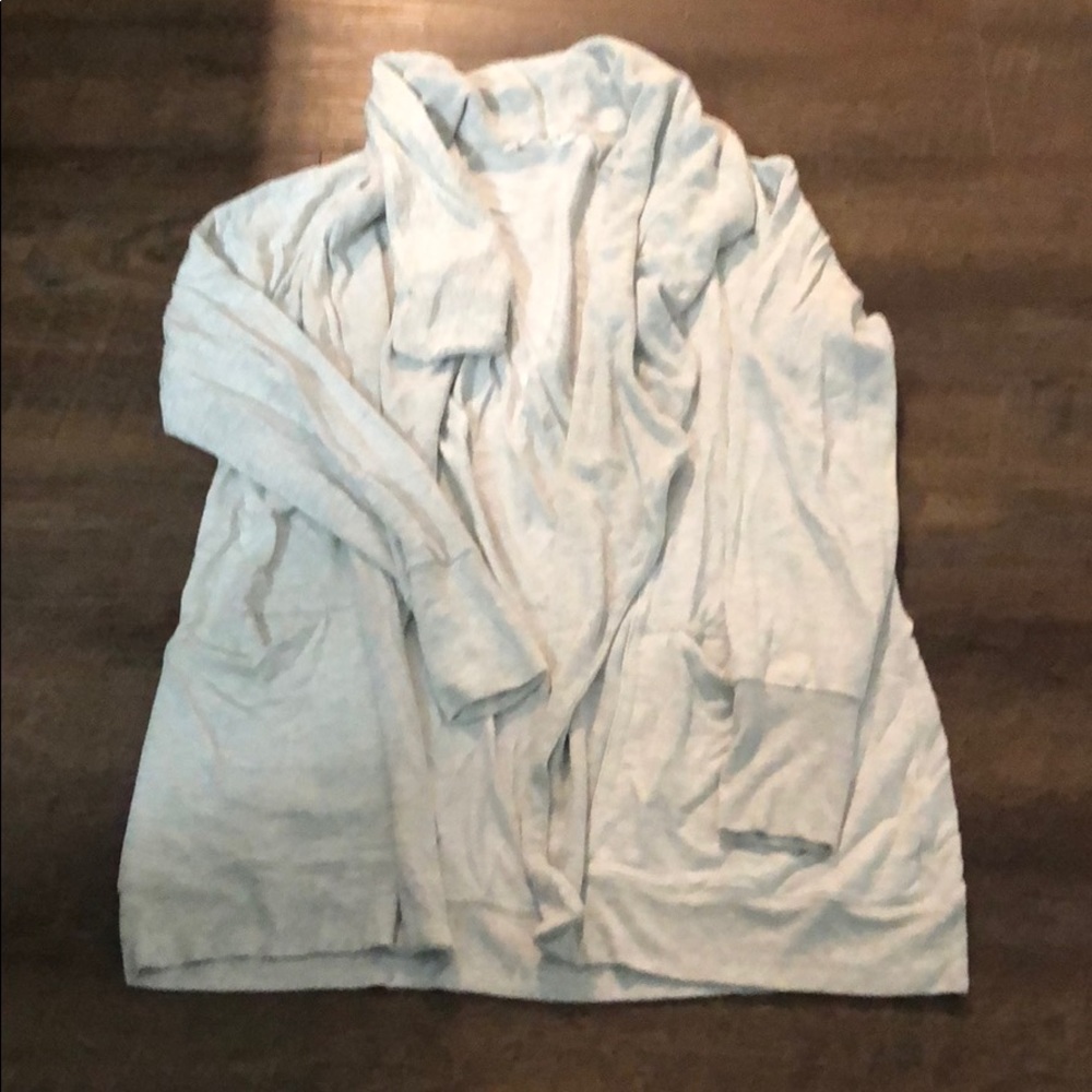 Athleta wrap with magnetic closure at top